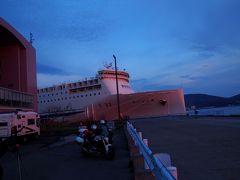 新日本海フェリー「らべんだあ」

お疲れ様でした！
朝日に照らされて赤く輝いています。
船をバックに記念撮影する方が続いています。