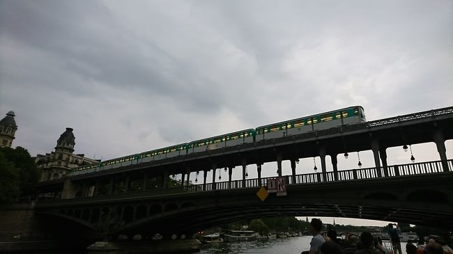橋の中には、上が電車が走っているのがあり偶然、列車が通ったのでパチリ