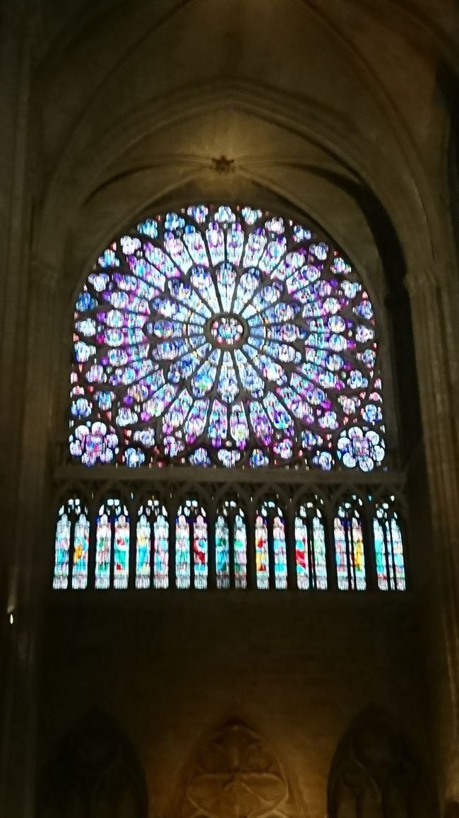 バラ窓が本当にステキです。<br />天気が悪かったけど、きれいにみえます。