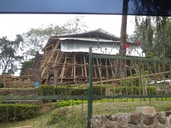 ラウ山にはもう一つ有名な　
　スクー寺院　

せっかく寄ってもらったけど、修理中（2015年当時）だった（涙）