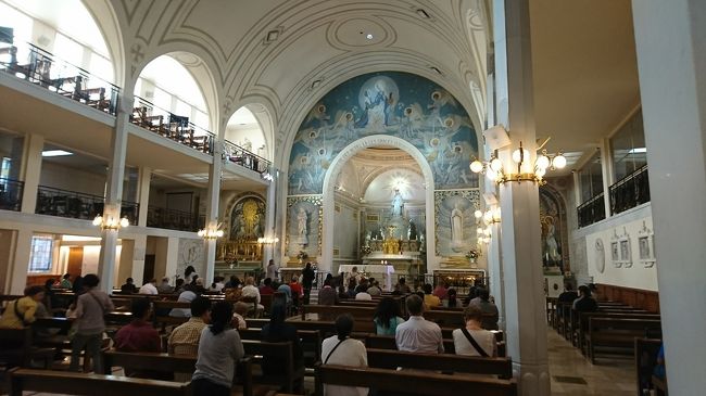 地下鉄を乗り継いで、メダイユ教会にいきました。ミサ前でしたが、信者の人たちが集まってきています。