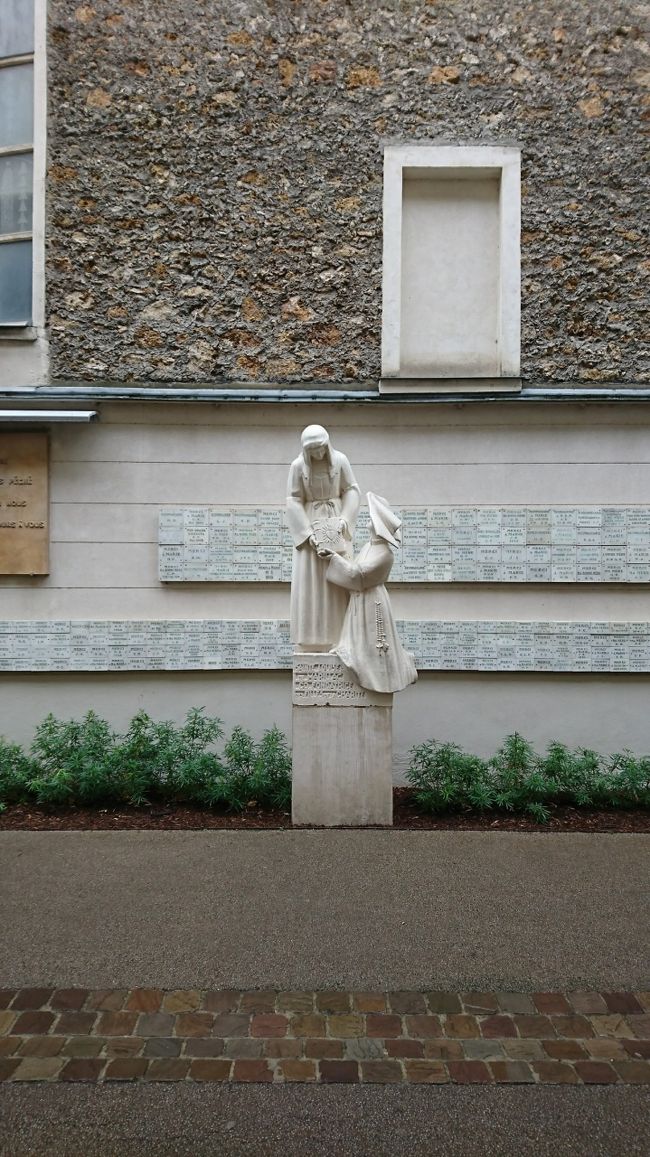 修道女カタリナラブレです。<br />マリア様から、人々のために心を込めてメダルを作りなさいというお告げをうけメダルを作った。<br />メダルをパリでコレラが流行ったときに配ったら収束したという言い伝えがあります。