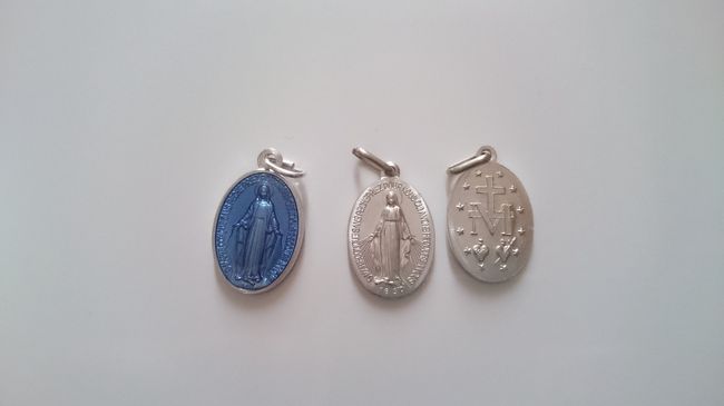 わたしは青のメダルを買いました。<br />シルバーのものは、添乗員さんからいただきました。<br />「大きな苦難が身に降りかかった時や頑張っているのに道が開けない時など、メダルにお祈りしてみなさい。マリア様が希望の光を与えてくれる」<br />という。