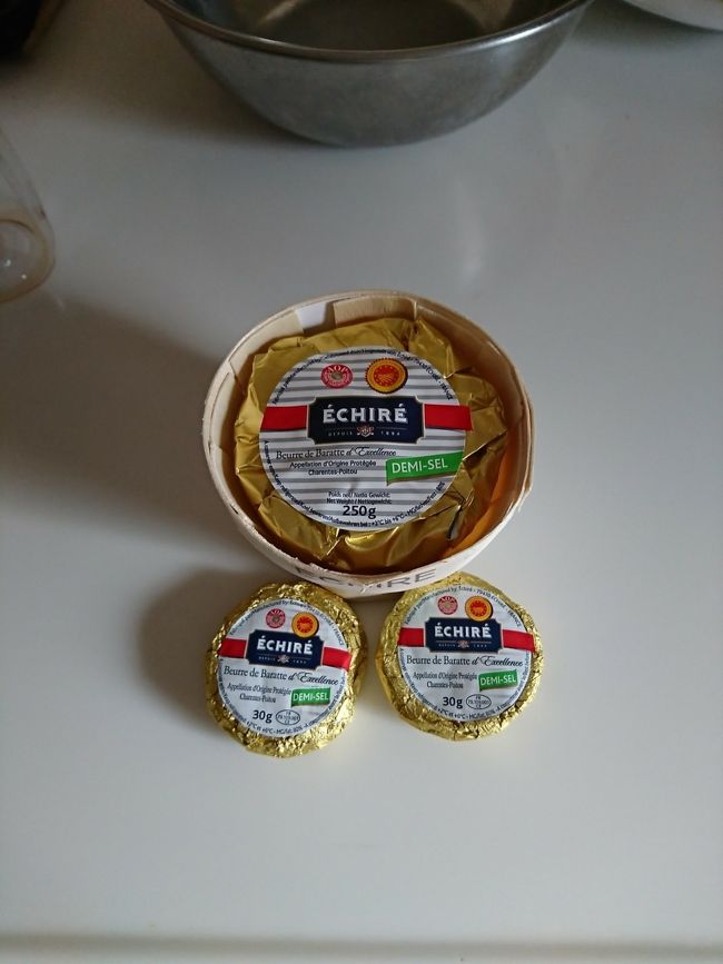 メダイユ教会のすぐそばに、世界で初めて誕生したデパート、ルボンマルシェがありました。<br />エシレのバター、クスミティー、ﾎﾞﾝﾇﾏﾏﾝのお菓子を買いました。エシレのバターは、日本では、2000円くらいするらしいですが、800円くらいで購入できました。帰国後、パンにつけて食べたらホントに美味しかった。