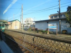 7:34　讃岐白鳥駅に着きました。（徳島駅から33分）

下り列車［普通列車・引田行］と行き違います。

讃岐白鳥駅がある東かがわ市は、国内シェア9割を誇る日本最大の手袋生産地であり、とくに駅周辺には大小の手袋工場が集中しています。［ウィキペディアより］