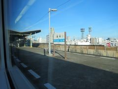 8:08　栗林駅（りつりん）に着きました。（徳島駅から1時間7分）

高松駅が近いこともあり、駅周辺はオフィスビルやマンションが建ち並んでいます。

駅近くには、国の特別名勝に指定されている「栗林公園」があります。

■栗林公園［うどん県 旅ネット］
　https://www.my-kagawa.jp/ritsuringarden

－－－－－－－－－－－－－－－－－－－－－－－－－－－－－－－－－－－－－

♪次は～終点高松です。