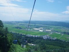 ロープウェーで山の上に上るのは、今までに何度も行ったことあるびわ湖バレーと同じですが、ゴンドラの大きさが違うので、この眺めを独り占め出来てる感がちょっと嬉しいです。　びわ湖バレーよりも琵琶湖が遠いけれど…。　そして、晴れてはいるけれど雲が多かったこともあり、湖と空の境がいまいち分からない…。