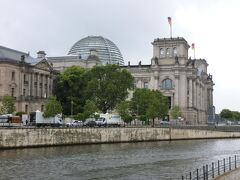 ベルリン市内を東に進み、フンボルト大学に向っていたはずなのに川沿いに出てしまいました。なんと川沿いにはドイツ連邦議会議事堂（旧帝国議会議事堂）があるではありませんか。
この建物はブランデンブルグ門方面に建っている建物のはず。屋上にドームがある建物は連邦議会議事堂に間違いありません。
あろうことか、ホテルから東に向かって歩いていたつもりが、実は西に向かって歩いていたのです。
今から引き返してフンボルト大学方面に向かってもバスの出発時間には間に合いません。
旧帝国議会議事堂も見たかった場所なので、朝の散策は終わりにして引き返すことにしました。
雨が降り続いていたので途中で地図を確認しなかったこと、バスの後部の方が東だと勝手に思い込んでいたため方向を誤ったようです。
また昨夜バスの進路を確認したつもりでしたが、バスが最後に大回りして迂回していたことに気づかなかったのも原因の一つでした。
観光初日早朝からポカをしてしまい、今回の旅行は前途多難の予感がしてきました。