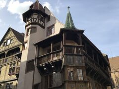コルマールは、ジブリ映画「ハウルの動く城」の舞台となった場所としても知られていますがここ「プフィスタの家」はその冒頭に登場する建物にそっくりです