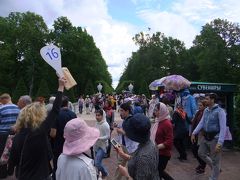 　夏の庭園の混雑具合。ロシアはシリアにおける空爆とかで、もっともテロ攻撃を受けそうな国。だが、ここはKGB出身の大統領がいる警察国家。日本よりも警戒は厳しいと思えるほど(чего греха таить　アフガニスタンやチェチェンにおける悲惨な戦いの経験が背景にある)。世界的に見れば、意外にも「安全」な国に属するのかも。ただ、サンクトペテルブルグにスリが多いのは、別の問題なのか？