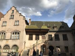 旧税関です、緑のモザイクのような屋根が色合いもよく青い空とマッチしています