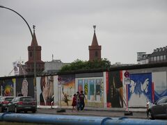 イーストサイドギャラリーに到着。
ここはベルリンの壁崩壊後、世界各国の芸術家１１８人が壁に描いた絵が見られるオープンギャラリーです。