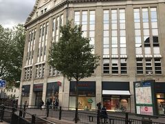 明るいですが19時くらいです。モノプリで飲み物やヨーグルトなどを買ってそろそろホテルへ向かいます
フランスではあちこちにある、このスーパーにいつもお世話になっています