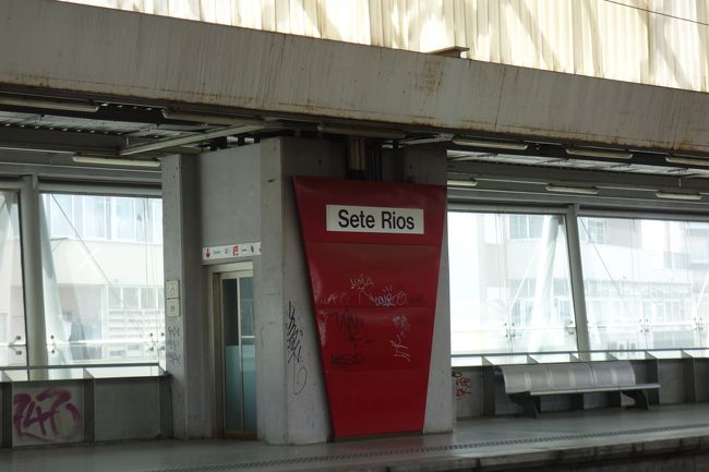 セッテリオス駅ホーム。<br />アナウンスはあるし発着掲示もあるのですが、きちんと時刻通りに運行されているのかもわからず電車が到着すると、乗っていいのか悩みましたが、他の観光客らしい人達の流れに乗ることにしました。