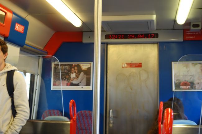 まああまり綺麗とは言えない近郊電車。<br />セッテリオス12：20発シントラ12：55着。<br />土曜日午後で家族連れが多い、しかも黒人が3分の1くらい。