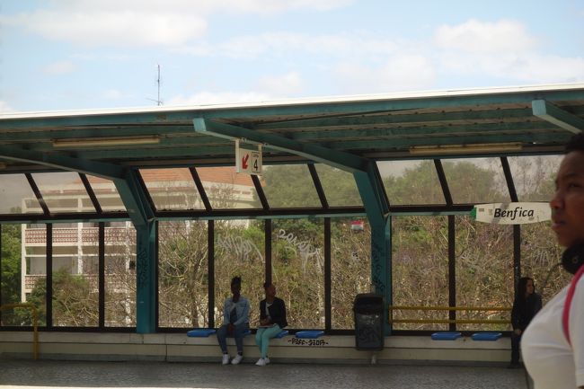 ベンフィカ駅。<br />リスボンのサッカーチームの本拠地ですね。