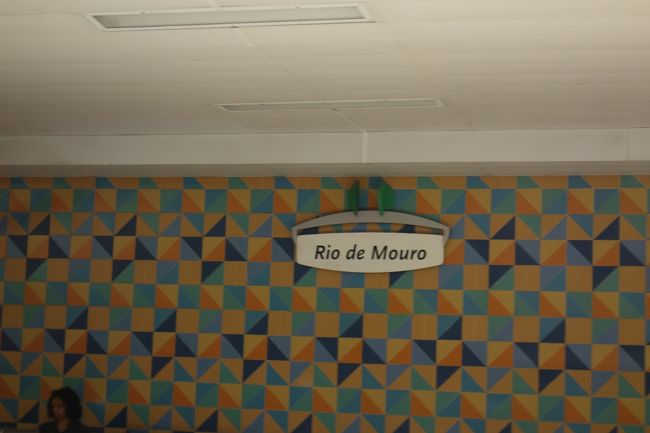 このあたりの駅までで順々に黒人ファミリーが下車。<br />このシントラ線の沿線の治安があまりよくないというのは、低所得者層の住宅が多いからということでした。