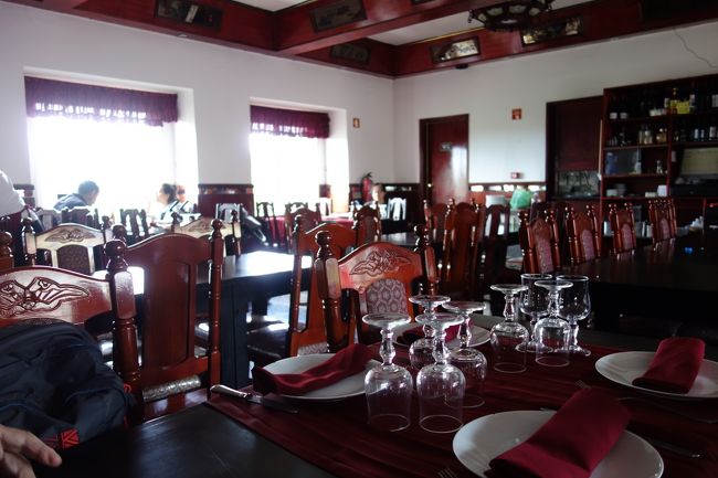 中は空いていますが、アジア人は中で食べています。<br />この後お店はだんだん混雑してきました。