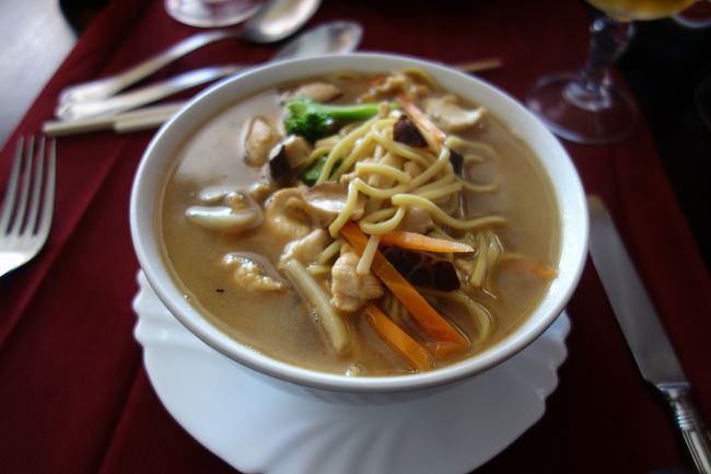 夫は鶏そば。<br />スープがちょっと....