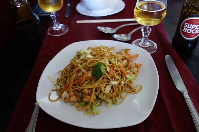 私はエビ焼きそば。<br />まあまあですね。<br />でも久しぶりの馴染んだ味なので2人してバクバク。<br />全部で15.15ユーロ。