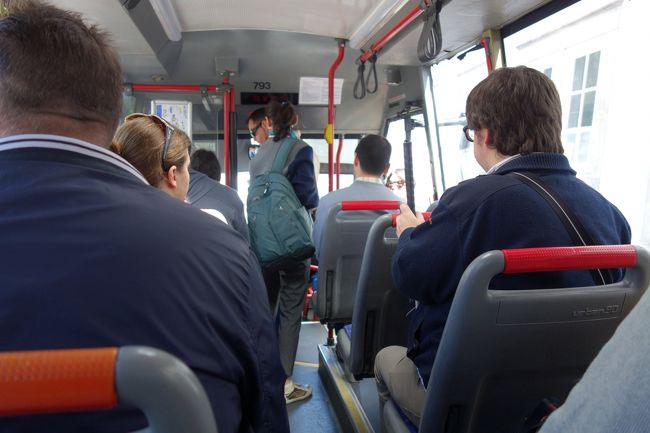 さてシントラ駅からシントラ・ヴィラまでの移動ですが、バス停はどこも大行列。<br />435のバスで行く予定なのですが、435は本数も少なくいつくるかわからない状態なのでタクシーにしようかと思い声をかけましたが乗車拒否。<br />そんな短距離じゃあだめということらしい。<br />どうしようかと途方にくれているところに運よく435のバスが目の前に到着、ラッキー♪とばかりに乗りこみました。<br />1人2.5ユーロで1日435番は乗り放題。<br /><br />しかし、王宮前で下車しなくてはいけないのに、夫がもう一つ先ということでそのまま乗っていたらレガレイラ宮殿まで行ってしまいました。<br />当然、夫婦間の雰囲気は最悪。