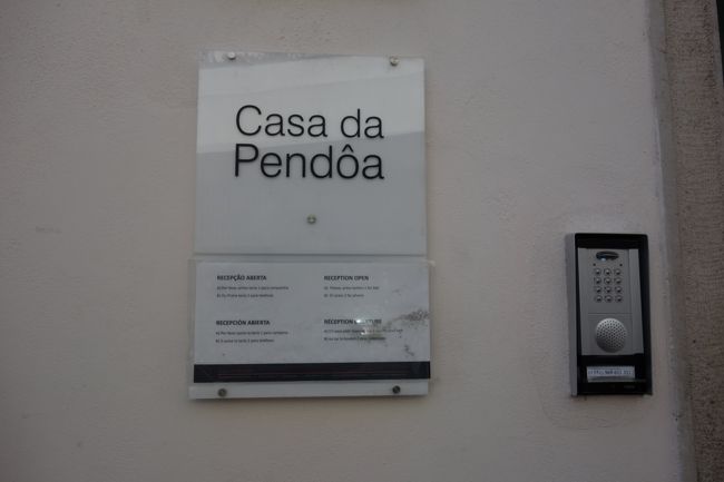 レガレイラから荷物を引きながら10分ほど歩いてアパートメントに到着。<br />おおよそ下り道なのと石畳に慣れて来ていたのでまあさほどつらくはなかったです。<br />今までの旅行歴で初めてのアパートメントホテルのチェックインで少し緊張。<br />フロントボタンをプッシュ、あれ反応ない。<br />もう一度プッシュもう一度プッシュ。えーどうしよう。<br />電話してみる？うーーん、もう一度夫がプッシュしたら、扉があきました。<br />私の押し方が弱かったみたい。<br />フロントブースでチェックインの手続き。<br />2泊で148ユーロ。