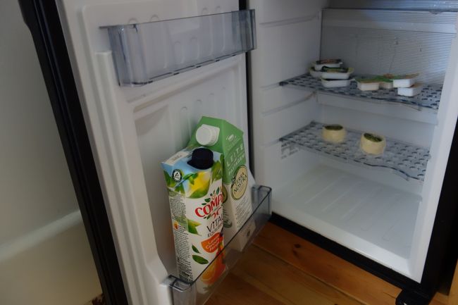 冷蔵庫にはミルク、ジュース、チーズ、バター、ジャム。