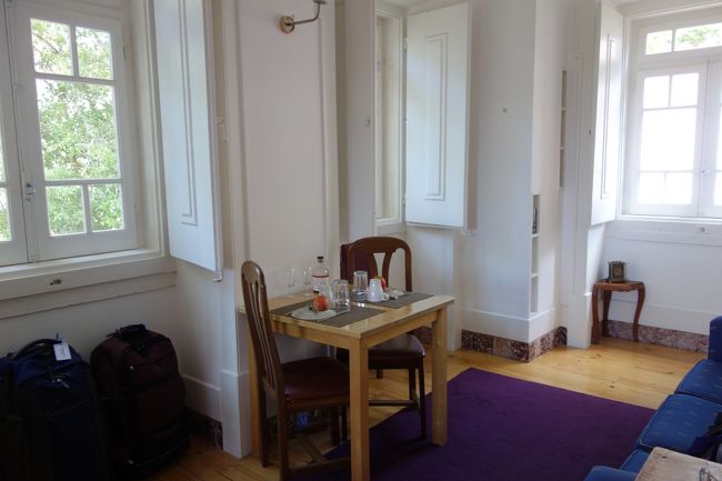 ソファとダイニングテーブル。