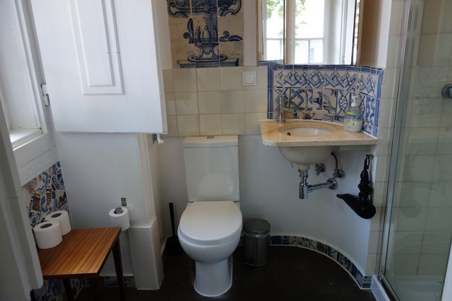 バスルーム。窓があって明るいです。<br />ここのシャワーも排水が悪く、お湯の出も時間によっては悪かったです。