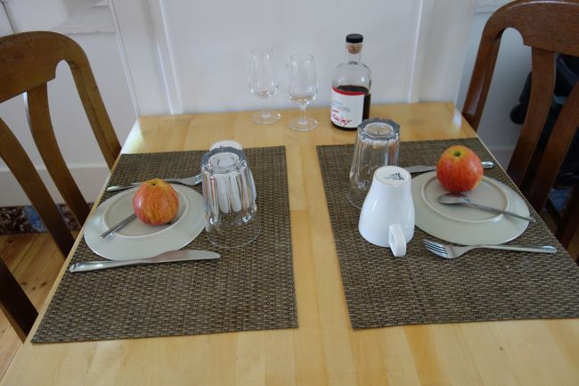 テーブルにはリンゴとポートワイン。