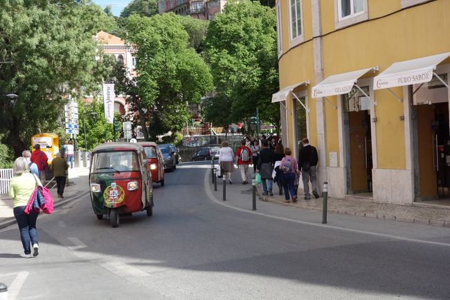 バスに乗っていざレガレイラ宮殿へ。<br />ポルトガルカラーのトゥクトゥクが可愛いです。