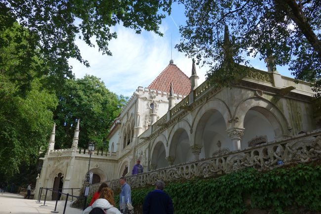 レガレイラ宮殿のバス停を降りてチケット売り場まで少し坂を上っていきます。<br />チケット6ユーロ×2、ただいまの時間は16：44.<br />再び緩い登り坂で宮殿内へ。