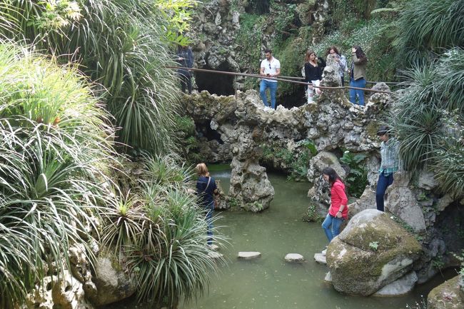 飛び石を通って暗い洞窟内へ。