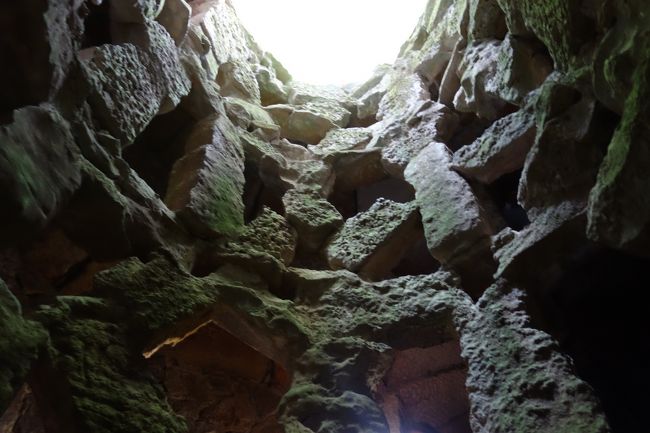 これはイニシエーションの井戸ではない何か。<br />洞窟内は真っ暗でライト必須です。