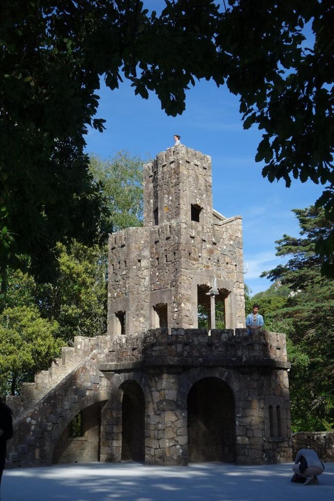 あちこちに塔があります。