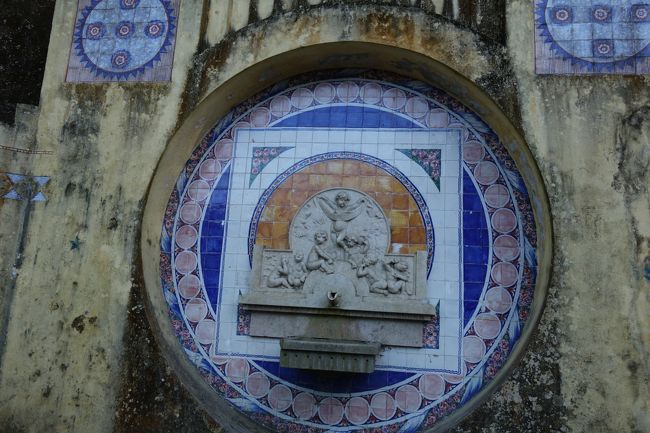 さて、レガレイラ宮殿を後にしてシントラ・ヴィラ方向へ歩きます。<br />バスはまだあるのか待っている人がいましたが、下りになるし歩くことにしました。<br />シントラ内には何か所か湧き水が湧くらしくこのような蛇口がありました。<br />やはりアズレージョのタイルが美しい。