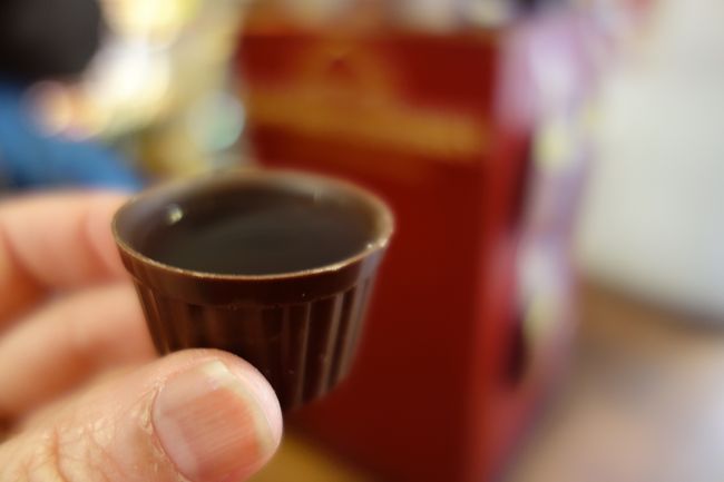 ジンジーニャ発見。<br />ここのはチョコレートカップです。１つ1ユーロ。<br />ミニマーケットを見つけて夕食のつまみとワインを購入。