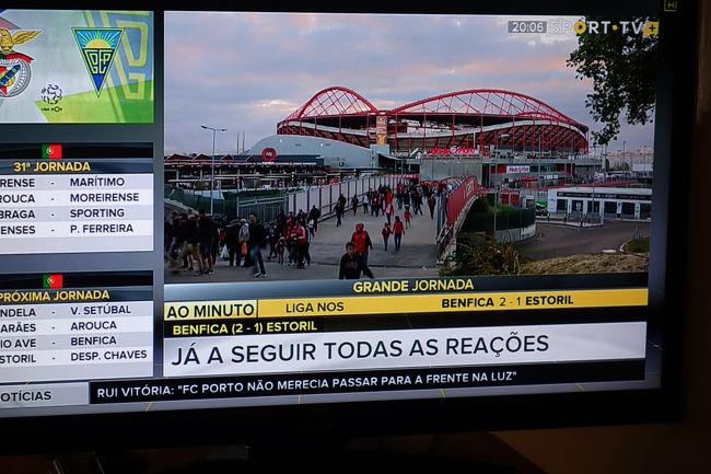 今日はサッカーポルトガルリーグの試合があるのですが、民放のTV中継は試合を放映できないようです。<br />こんな感じでスタジオとか観客席とかを映しながらひたすら熱く解説しています。<br />試合を観たければスポーツバーに行かないとダメみたい。
