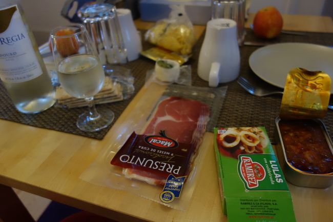 購入した白ワインと生ハムとビールで22.6ユーロ。<br />缶詰5ユーロ。<br />物価高いです。<br />のんびり夕食をとっておやすみなさい。