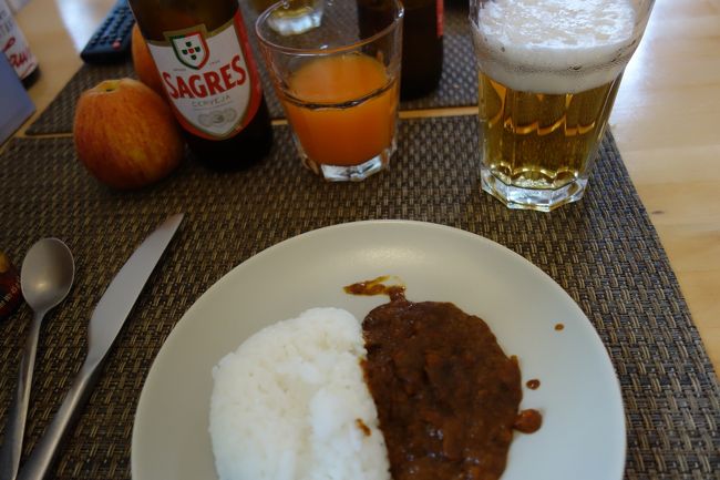 こちらのアパートは毎朝パンを届けてくれるというので待っていましたがなかなか来ないので、痺れを切らして日本から持ちこんだレンチンごはんとカレーで朝ごはんにしました。<br />パンは9時頃に届けられました。