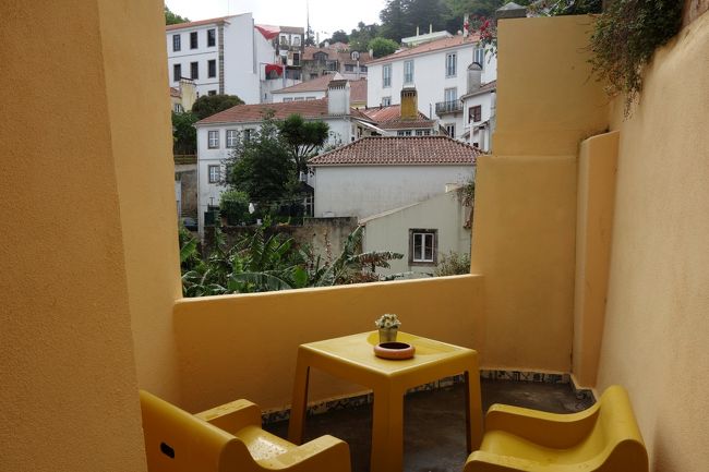 フロント棟か宿泊する別棟に移動。<br />ほんの100ｍくらいですが上り坂や階段がつらい。<br />フロントのお姉さん、ちょっと荷重がつらそうです。<br />別棟2階には3部屋あります。3部屋満室でした。<br />2階の出入り口にあるテラス。