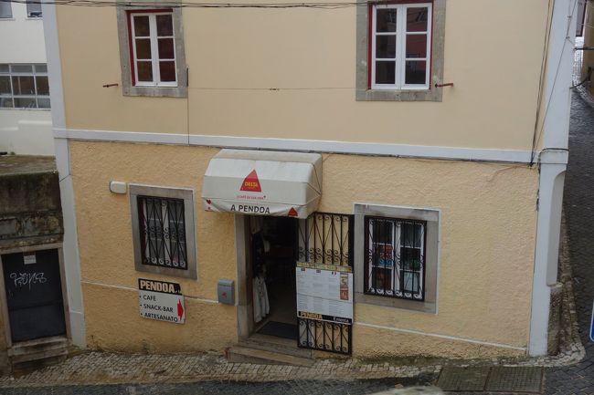 シントラ駅に着きました。<br />ブルーラインは17時までレッドラインは18時までの運行。<br />この時1７時過ぎではありましたが、すでに乗り場の時刻表は撤去され運行終了していました。日本だったら遅れても予定された本数は運行するけれど、ここポルトガルは時間がきたら、はい終わりは当然なんだろうなあ。<br />じゃあ、歩いて帰りましょう。<br />帰りにアパート近くのバル？A Pendoaでお買い物。<br />水とコーラとビール×2で6.2ユーロ。<br />シントラにしては安い。<br />お店番は若いお姉さんでしたが、私たちが注文しようとしたら中からおばあさんを呼んできました。<br />おばあさんが英語担当みたい。<br />普通と逆のような。<br />このお店はいま調べたらカフェで食事も出来たんですね。<br />