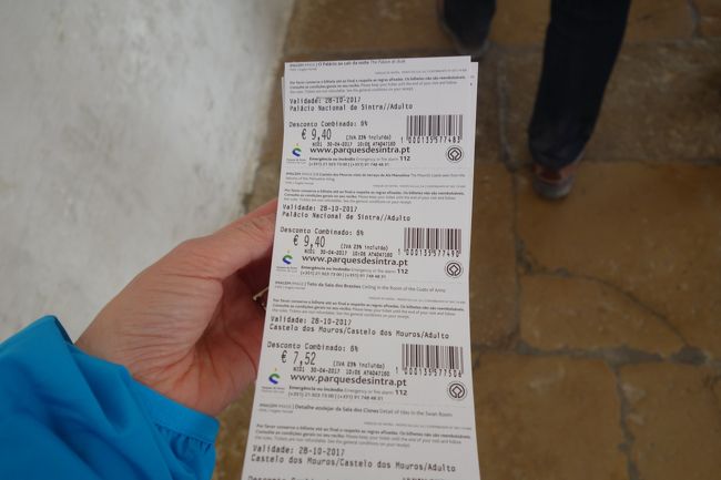 ここでは共通券があるはずですが、チケットブース近くの看板には王宮の入場料しか記載されていません。<br />リスボンで懲りたので、王宮とムーアの城跡とペーナ宮の共通券はありますか？と尋ねたところあるということで購入。<br />1人30.08ユーロ。<br />少しは割引になっているのかもしれませんが、チケット購入に並ばないことが目的なのでオッケーです。
