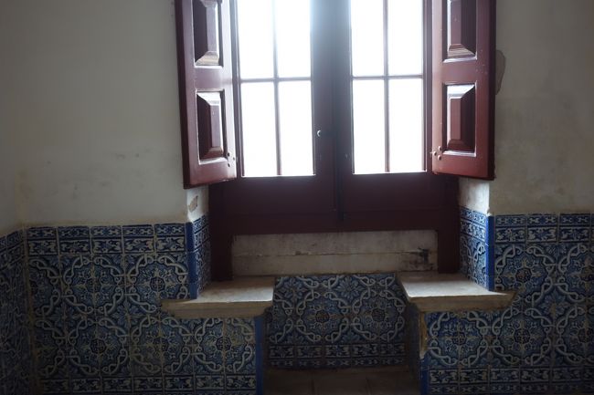 アズレージョと窓。