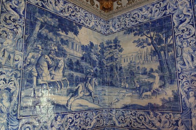 壁にはアズレージョ、アズレージョ。<br />17～18世紀に、乗馬や戦闘などの風景を描いています。