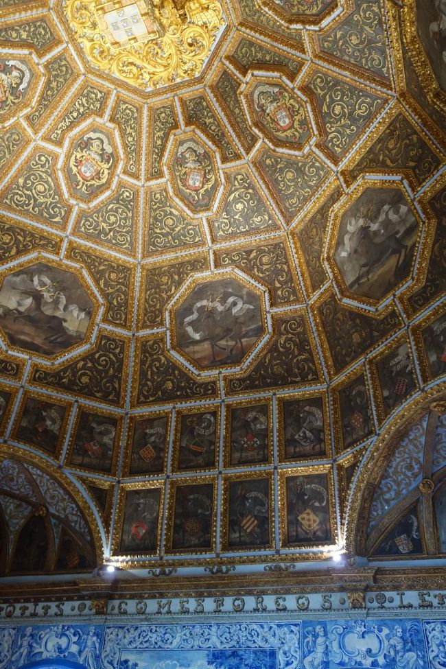 紋章の間、15世紀の終わりごろマヌエル1世の時代に造られました。<br />ドーム状の木製の天井には、マヌエル1世と主要な貴族の72個の紋章が描かれています。