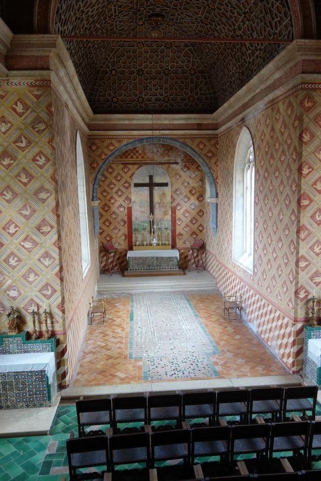 礼拝堂。<br />壁には鳩、天井はイスラム風。