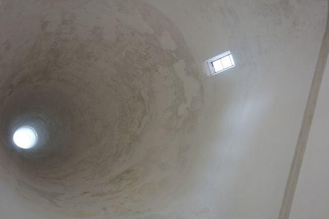 天井の穴は煙突。<br />外から見えていた2本の円錐がこの煙突です。