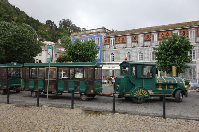 王宮前、ヨーロッパの観光地に必ずある列車型バス。