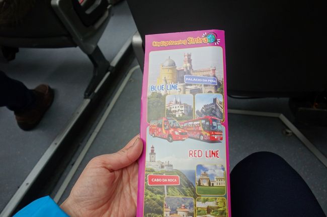 この後、434と403のバスを使って回るのが安くて効率も良いのですが、日曜日ということで観光客が多くバス停にも大行列。<br />ロカ岬に行くレッドラインと駅→シントラヴィラ→ムーア→ペーナ→駅と回るブルーラインのあるHop-On Hop-Off Busを利用することにしました。<br />一日1人19ユーロ。